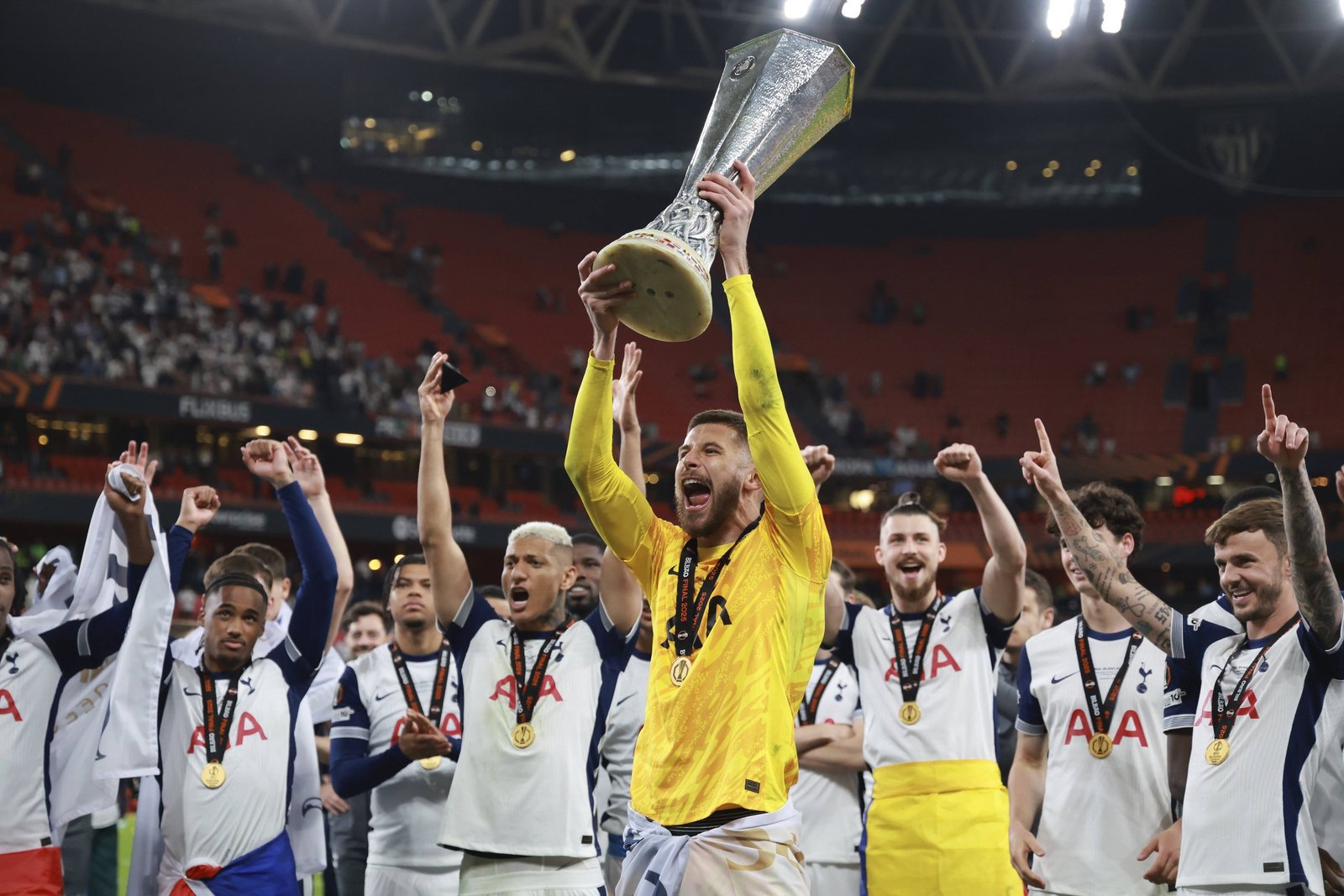 Guglielmo Vicario solleva l'Europa League con il Tottenham